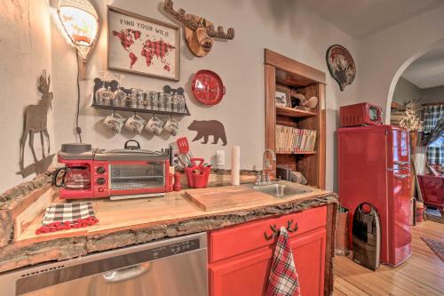 Η κουζίνα ή μικρή κουζίνα στο Walk to Waterfront Dtwn Sturgeon Bay Retreat!