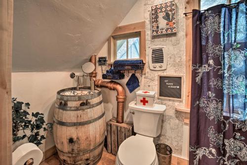 een badkamer met een toilet en een wijnvat bij Chic Sturgeon Bay Escape - Walk to Downtown and Bay! in Sturgeon Bay