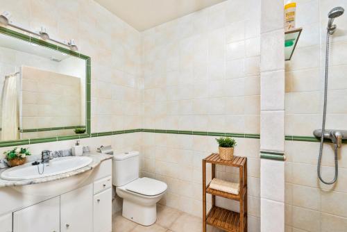 ein Bad mit einem WC, einem Waschbecken und einer Dusche in der Unterkunft Apartamento Els Girasols in Son Bou