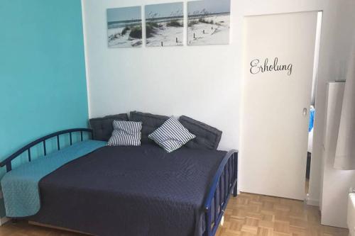 - une chambre avec un lit doté de draps et d'oreillers bleus dans l'établissement Central, Modern, mit großem Balkon Checkin123, à Wiesbaden