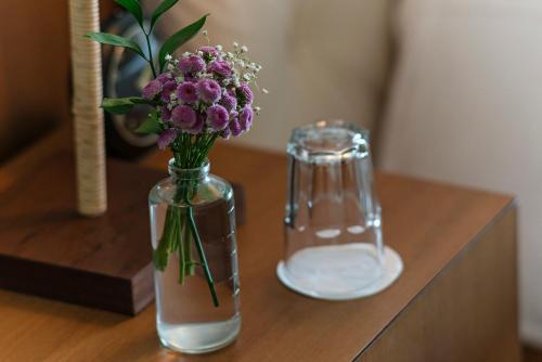 a vase filled with flowers on top of a table at Hotel Fasano Boa Vista in Pôrto Feliz