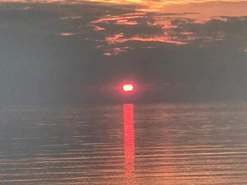 a red light in the middle of the water at Motel La Marina in Matane