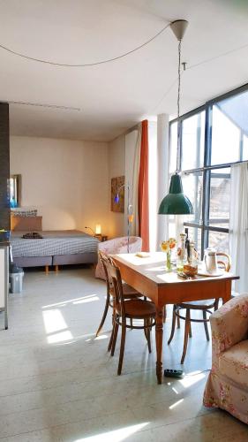 a living room with a table and a couch at Blue Wall BnB in Gebenstorf