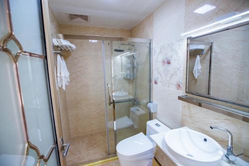 een badkamer met een douche, een toilet en een wastafel bij Residence Lodge in Saipan