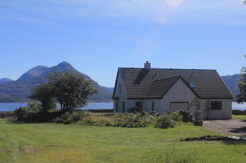 a small house on the side of a lake at Ben View in Torridon