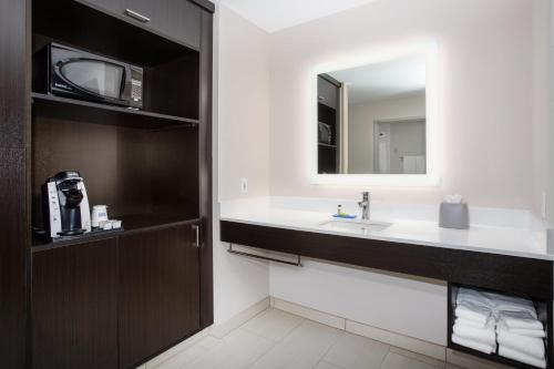 Kamar mandi di Holiday Inn Express & Suites Lincoln City, an IHG Hotel