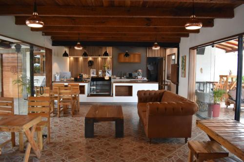 eine Küche und ein Esszimmer mit Tischen und Stühlen in der Unterkunft Real Carretero in Tapalpa