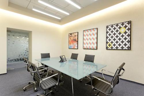 a conference room with a glass table and chairs at Holiday Inn Express Villahermosa by IHG in Villahermosa