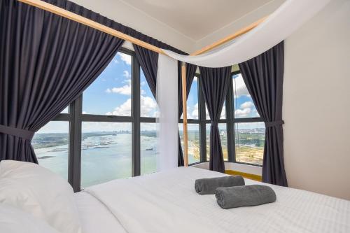 una camera con un letto e una grande finestra di Country Garden Theme Homestay by Nest Home at Danga Bay a Johor Bahru