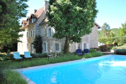 Bazén v ubytovaní Maison des Vignes alebo v jeho blízkosti