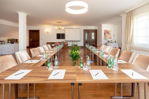 TV a/nebo společenská místnost v ubytování Hotel Le Premier