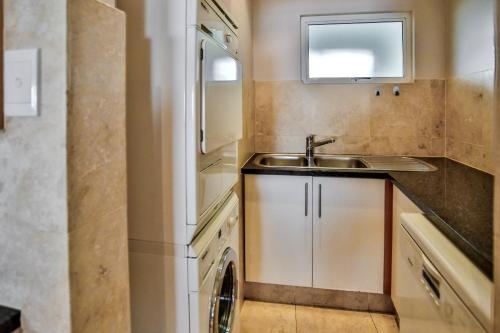 Kuchyň nebo kuchyňský kout v ubytování 504 Ballito Manor View-Luxury home on the main beach