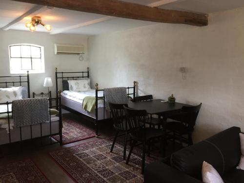 1 dormitorio con 1 cama, mesa y sillas en Björkåsa Gård Bed & Box, en Annelöv