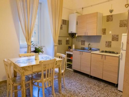 - une cuisine avec une table et des chaises dans la chambre dans l'établissement Cittadella28, à Trani