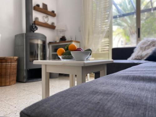 un tavolo con un cesto di frutta in soggiorno di The Summer House a Polis Chrysochous