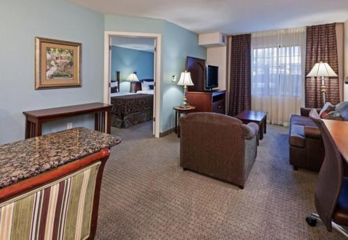 O zonă de relaxare la Staybridge Suites Houston West - Energy Corridor, an IHG Hotel