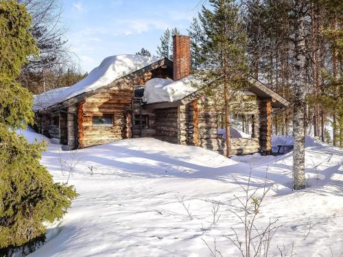 TikkalaにあるHoliday Home Villa tunturi by Interhomeの雪の中の丸太小屋