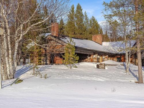 TikkalaにあるHoliday Home Villa tunturi by Interhomeの雪の家