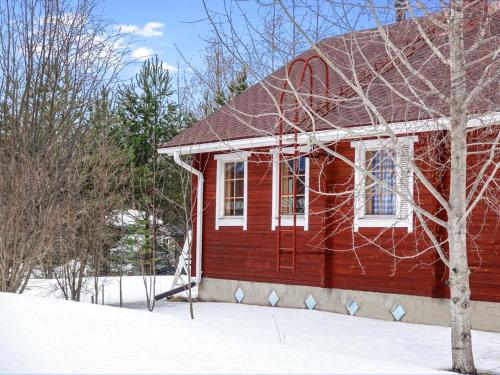 een rood huis met sneeuw ervoor bij Holiday Home Meritähti by Interhome in Kello