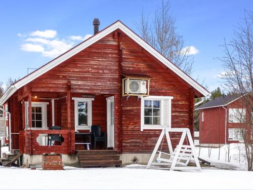 Holiday Home Meritähti by Interhome في Kello: منزل احمر صغير في الثلج