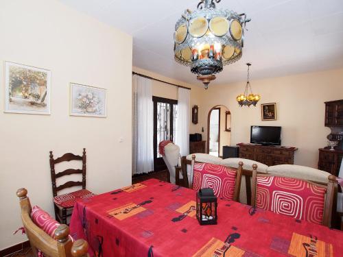 uma sala de estar com uma mesa e um lustre em Villa Alberes by Interhome em Empuriabrava