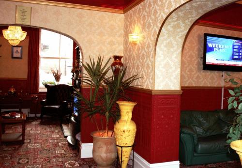 a living room with a couch and a vase at Ilfracombe House Hotel - near Cliffs Pavilion in Southend-on-Sea