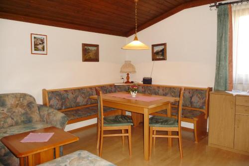 ein Wohnzimmer mit einem Tisch und einem Sofa in der Unterkunft Haus Rieder Georg in Maria Alm am Steinernen Meer