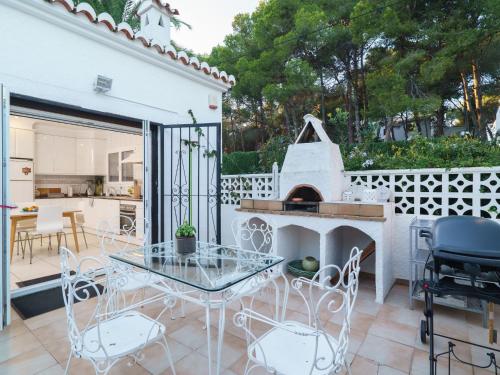 Balcon del MarにあるVilla El Palmeral by Interhomeのパティオ(テーブル、椅子、暖炉付)