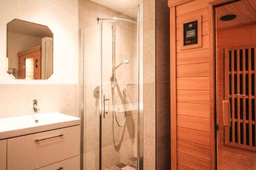 a bathroom with a shower and a sink at Tauern Relax Lodges by we rent, SUMMERCARD INCLUDED in Kaprun