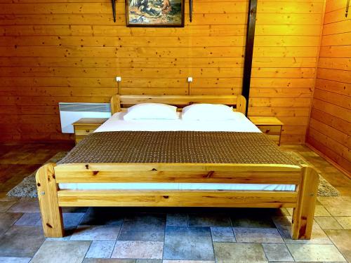 מיטה או מיטות בחדר ב-Dva Bobry (Two Beavers)