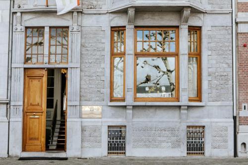 un edificio con ventanas y puerta de madera en Maison Haas Hustinx & Spa en Maastricht