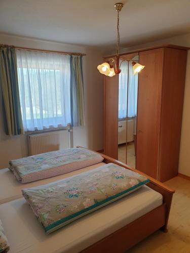 1 dormitorio con 2 camas y ventana grande en Ferienhof Murr, en Thurmansbang
