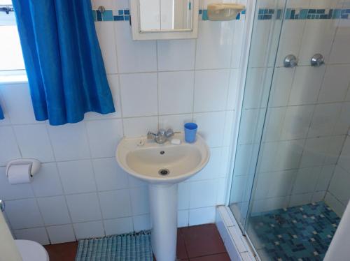 W łazience znajduje się umywalka i prysznic. w obiekcie Southern Comfort - Starfish w mieście Margate