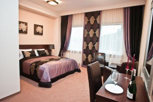 Słupno的住宿－Hotel Zajazd Mazowsze，酒店客房设有一张床、一张书桌和窗户。