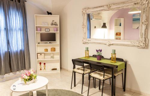 a dining room with a table and chairs and a mirror at Apartamentos La Machacona Plaza Mayor in Cáceres