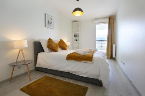 1 dormitorio con 1 cama grande y ventana en expat renting - Le Mosaïque - Patte d'Oie - Parking, en Toulouse