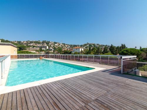 een zwembad op een houten terras bij Apartment Le Provence by Interhome in Vallauris