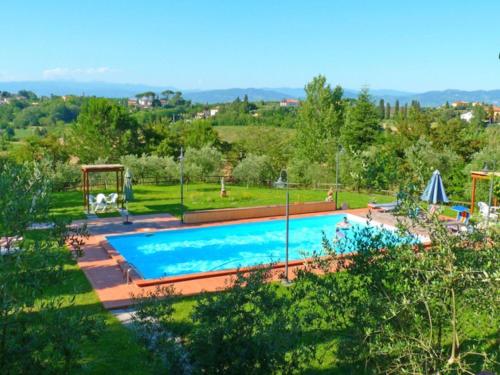 富切基奧的住宿－Holiday Home Il Venturino by Interhome，一座大游泳池,位于一个树木繁茂的庭院内