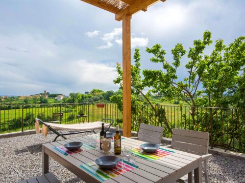 - une table de pique-nique avec 2 bols sur la terrasse dans l'établissement Holiday Home Il Venturino by Interhome, à Fucecchio