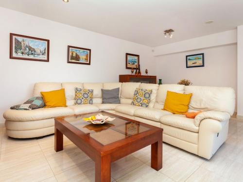 Sala de estar con 2 sofás y mesa de centro en Holiday Home Lumiere by Interhome, en Sant Antoni de Calonge