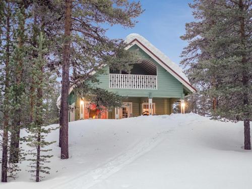 ein Haus im Schnee mit Bäumen in der Unterkunft Holiday Home Jäkälätieva by Interhome in Raattama