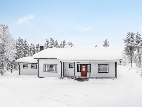 una pequeña casa con techo cubierto de nieve en Holiday Home Tieva by Interhome, en Peltovuoma