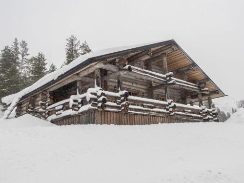 Cabaña de madera con nieve en el techo en Holiday Home Voimapolku 4 a by Interhome, en Ruka