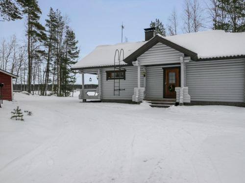 uma casa com uma entrada coberta de neve à sua frente em Holiday Home Suvituuli by Interhome em Pertunmaa