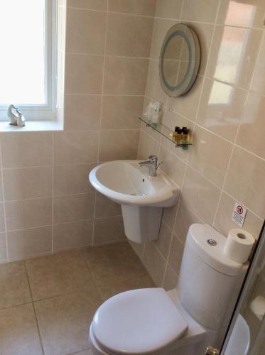 a bathroom with a toilet and a sink at Ramsley Fields Apartments, Melbourne View in Melbourne
