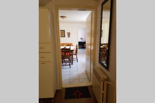 un couloir menant à une salle à manger avec une table dans l'établissement A modest place, à Belgrade