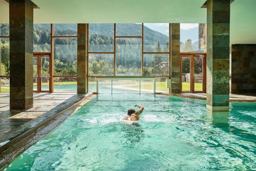Bazén v ubytovaní Falkensteiner Hotel & Spa Carinzia Superior alebo v jeho blízkosti