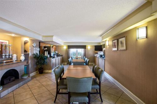 Posezení v ubytování La Quinta Inn by Wyndham Killeen - Fort Hood