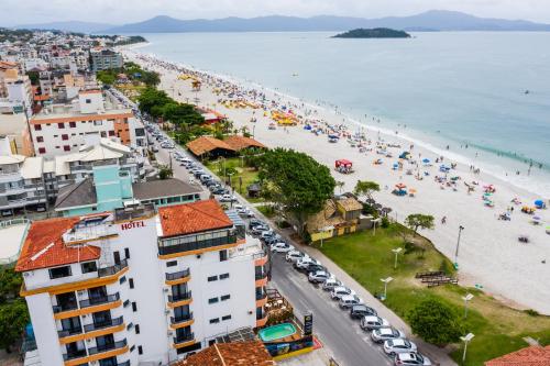 z powietrza widok na plażę i budynki w obiekcie Hotel Vila Mar w mieście Florianópolis