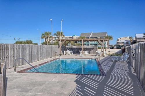 - une piscine dans une arrière-cour avec une clôture dans l'établissement Lei Lani Tower by Meyer Vacation Rentals, à Orange Beach